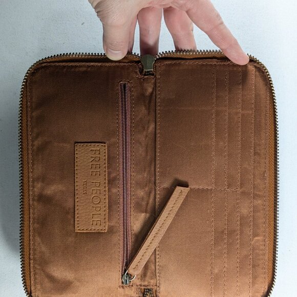 Free People Wallet Wristlet in Distressed Caramel Brown Vegan Leather-look - Picture 4 of 9
